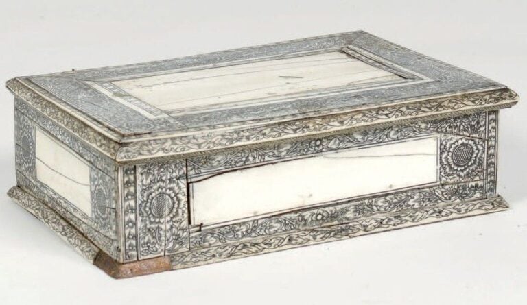 Rare coffret à âme de bois plaquée d'ivoire à riche décor gravé d'entrelacs de feuillages rythmés par des soleil