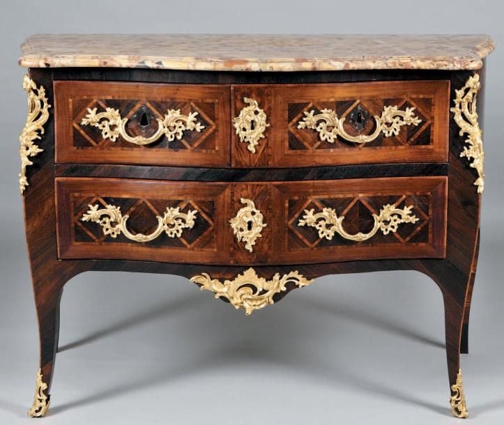 Rare commode galbée, en placage de palissandre marqueté de croisillons ou de losanges dans des encadrements de satiné, sur des contrefonds d'amarant