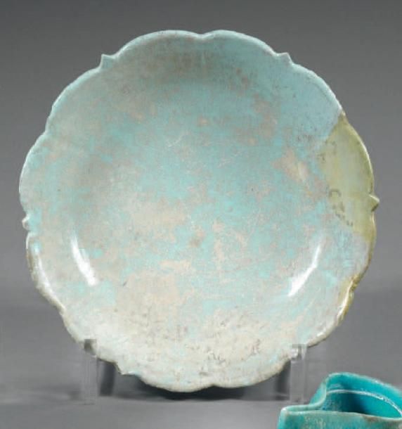 Rare coupe au marli chantourné Pâte siliceuse à glaçure vert célado