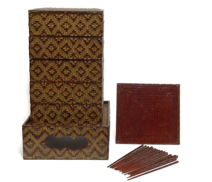 Rare ensemble de boites superposées (jûbako) garni de laque rouge et sculpté de manière à ressembler à un objet de vanneri