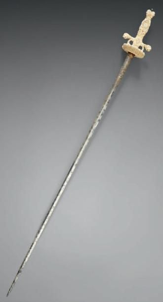 Rare épée de chevet à manche en ivoire sculpté de Ceylan Ivoire sculpté, lame probablement européenn