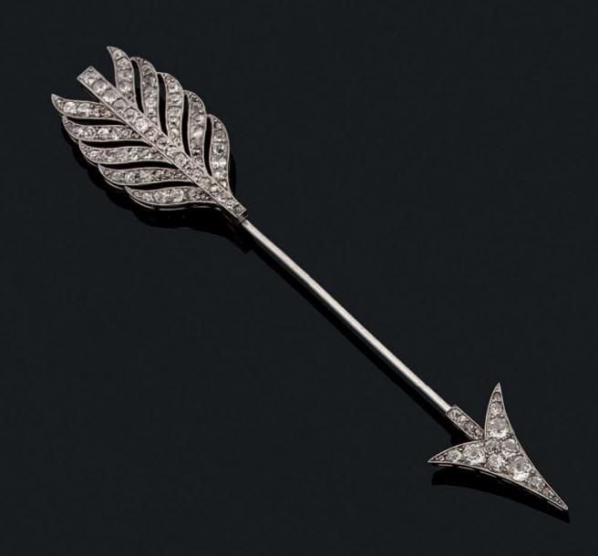 Rare ÉPINGLE «flèche» en platine (900 millièmes) et or rose (750 millièmes) ajouré serti de diamants taille ancienne de forme coussin et rond et taillé en ros