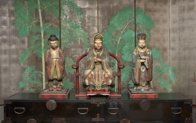 Rare et important lot de trois figurines en bois garnie de peinture multicolor