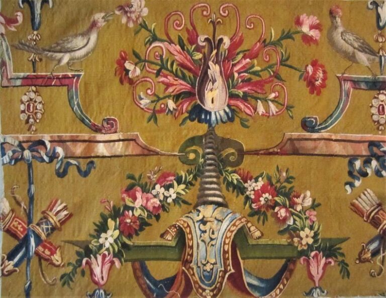 Rare fragment de tapisserie de la tenture des Grotesques à fond tabac dit aussi " feuille morte " ou fond jaune, manufacture Royale de Beauvais, vers 1690, fin XVIIème siècle d'après Jean-Baptiste Monnoyer (1636-1699) inspiré de Jean Bérain (1640-1711