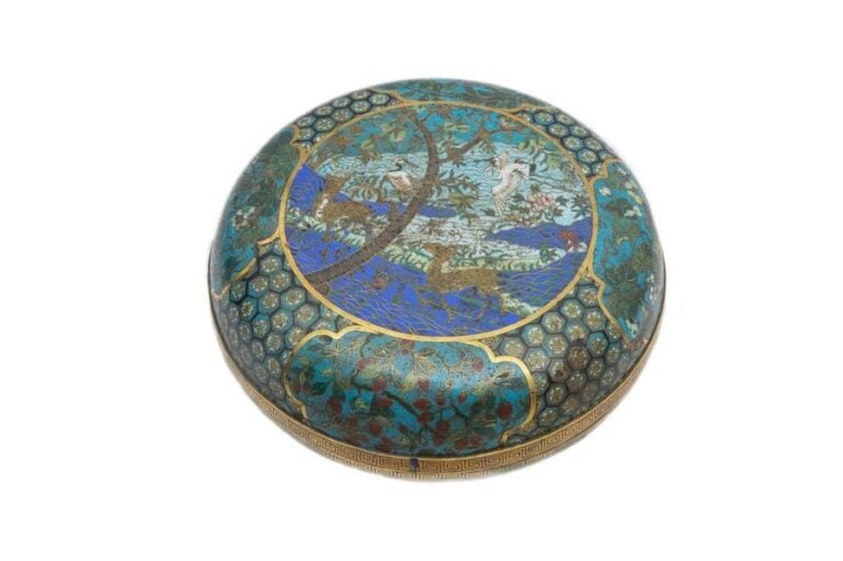RARE GRANDE BOÎTE LENTICULAIRE COUVERTE EN EMAUX CLOISONNES