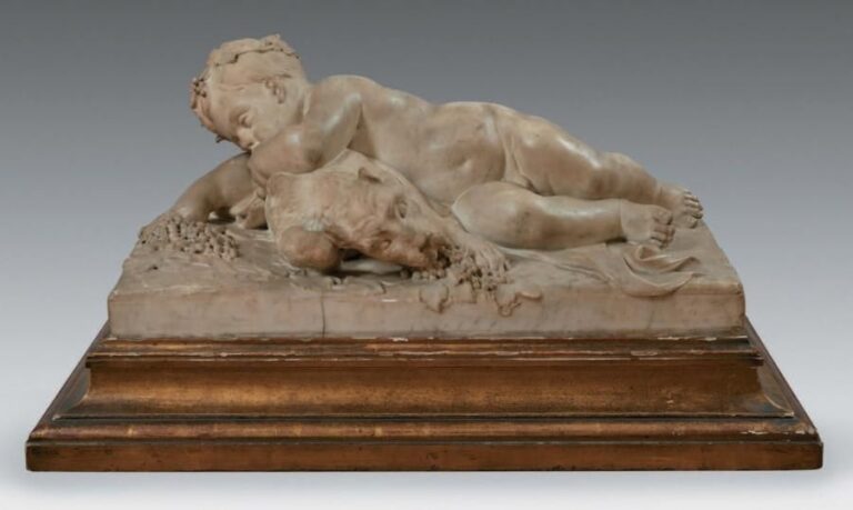 Rare groupe en marbre blanc finement sculpté symbolisant l'ivresse représentée par un amour coiffé de cep de vigne allongé sur une draperie et sur une lionne autour d'eux des pampre