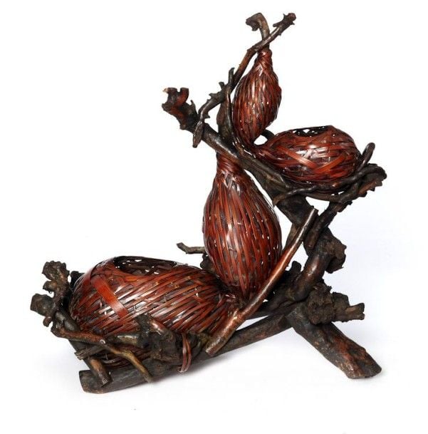 Rare ikebana en osier en forme de double gourde, reposant sur un piétement tripode en racine d'arbr