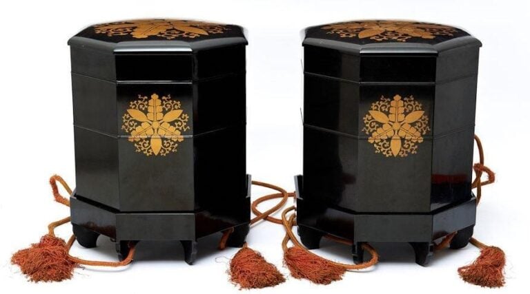 Rare lot de deux boites de bois laquè hokai de forme octogonal