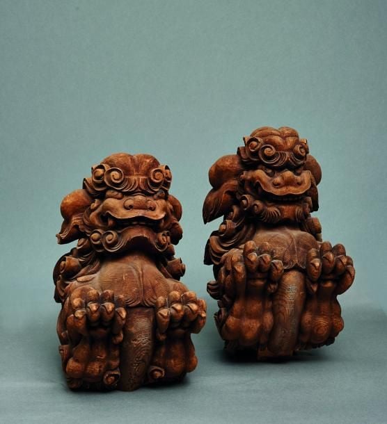 Rare lot de deux lions shishi en bois sculpté datant de la période Ed