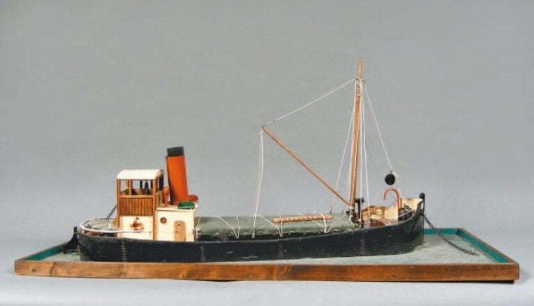 RARE MAQUETTE DE PÉNICHE VIC 32 en tôle rivetée et peint