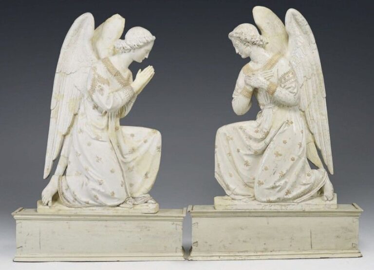 Rare paire d'anges en dévotion en papier-mâché relaqué blanc et rehauts ocrés, ils sont représentés agenouillés et habillés de riches tuniques à broderie