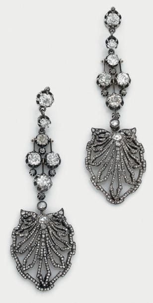 Rare PAIRE de PENDANTS D'OREILLES en or gris (750 millièmes) et argent (mi