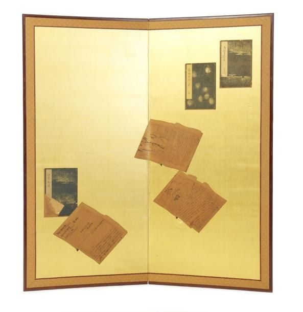 Rare paravent à deux panneaux (byobu) sur un fond de feuilles d'or avec des peintures anonymes (couvertures et pages ouvertes et pliées) provenant d'anciens livres japonais (Wahon) tels que les contes d'Ise (Ise monogatari) ainsi que de livres de poésie Wak