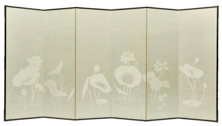 RARE PARAVENT À SIX FEUILLES BYOBU finement recouvert d'une étoffe de couleur blanc-cassé sur laquelle est tissée un joli motif satiné représentant des lotus dans l'ea