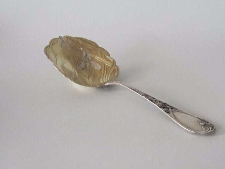 Rare pelle à fraises art nouveau « Iris » en argent massif et vermeil, le manche ajouré à motif d’iris, la pelle ciselée de fleurs et feuillages d’iri