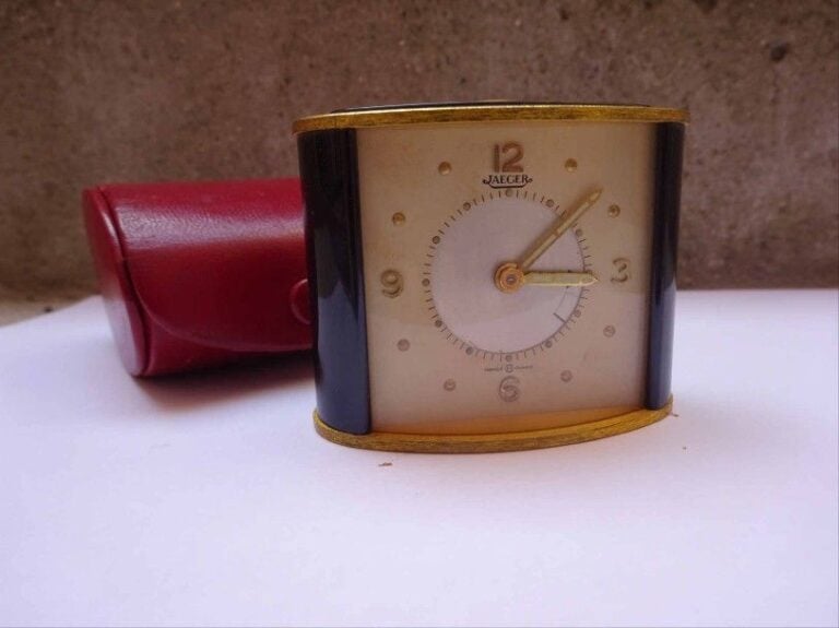 Rare pendulette de table de section oblongue à réveil mécanique à 8 jours en laiton doré et matière plastique laquée noir