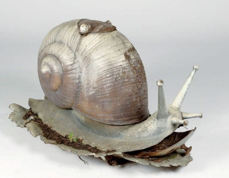 Rare poêle en fonte émaillée en forme d'escargot se déplaçant sur une feuill