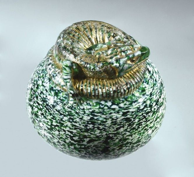 Rare presse-papiers à décor jaspé vert et blanc surmonté d'une salamandre moulée et doré