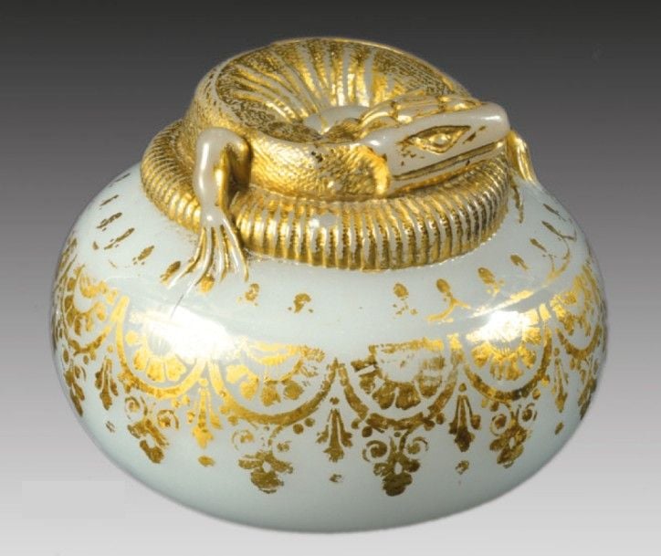(*)Rare presse-papiers en opaline pâte de riz à décor de rinceaux dorés, surmonté d'une salamandre moulée et doré