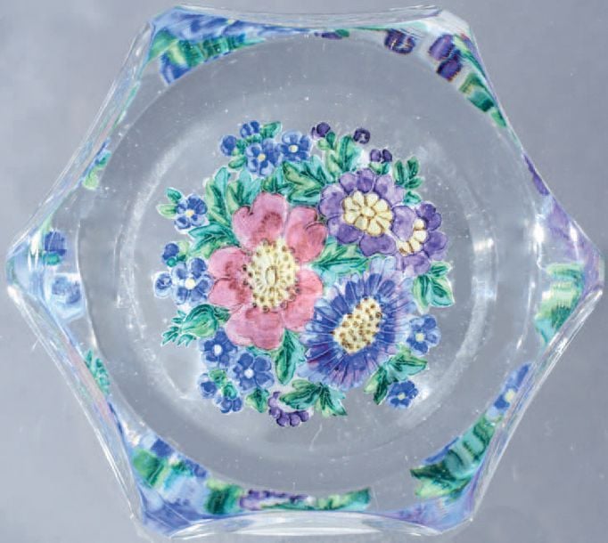 Rare presse-papiers orné au revers d'un bouquet émaillé composé d'une églantine rose et jaune, d'un bleuet bleu et jaune, de deux églantines violettes et jaunes, de myosotis bleus et de feuillage ver