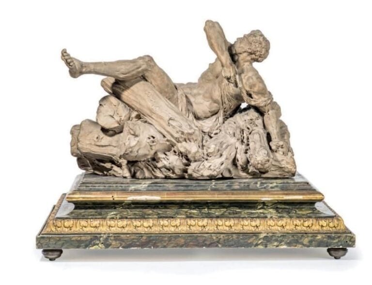 Rare statuette en terre cuite représentant Hercule sur le bûcher; le héros est figuré allongé sur le dos sur un amoncèlement de bûches, sa massue à son côt