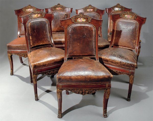 Rare suite de sept chaises à dossier incurvé, en acajo