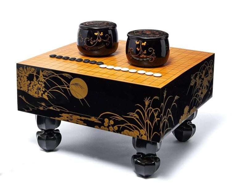 Rare table de jeu go avec bordures laquées noire