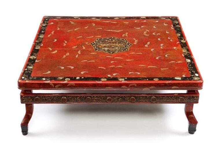 Rare Table de Temple basse en bois laqué rouge et de forme carré