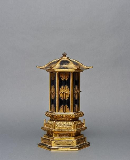 Rare temple miniature zushi en bois et de forme hexagonal