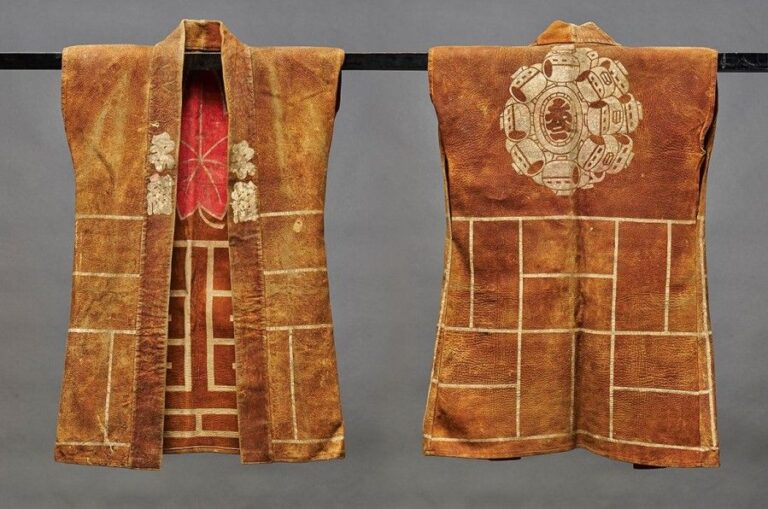 Rare veste en peau de cerf (kawabaori ou kajibaori) utilisée à l'origine par les pompiers japonai