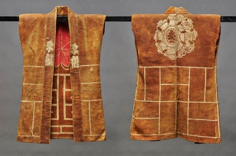 Rare veste en peau de cerf (kawabaori ou kajibaori) utilisée à l'origine par les pompiers japonai