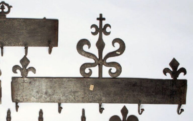 RATELIER DE CUISINE à cinq crochets, décor de deux fleurs de lys et d'un grand motif découpé, surmonté d'une croix, fin du XVIIIe siècl