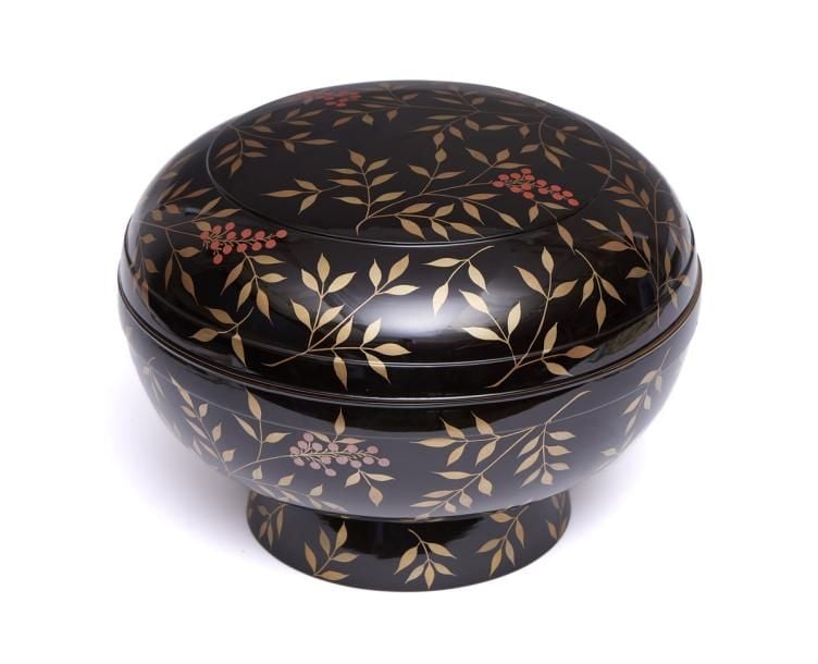 Ravissante boite bento laquée noire garnie de laque maki-e rouge et doré