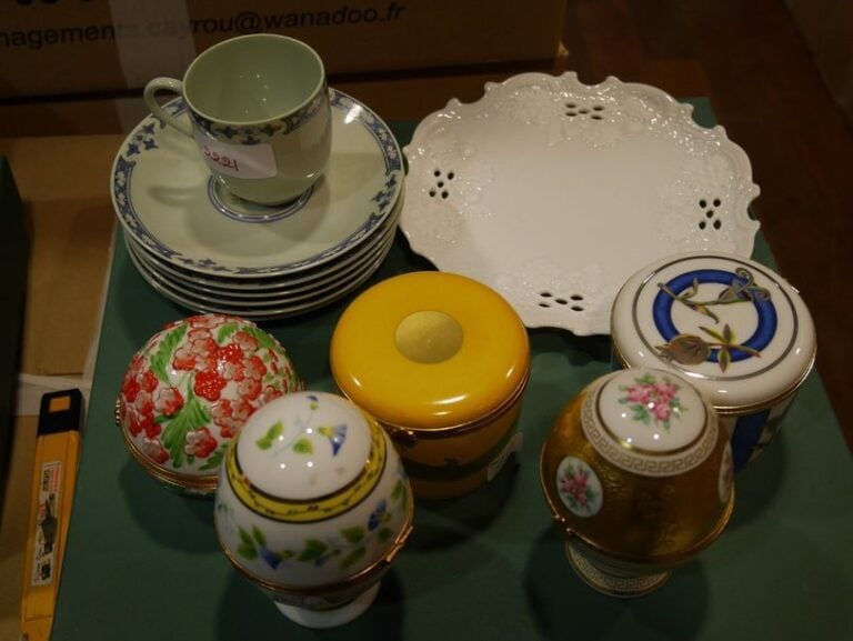 Raynaud : lot de tasses à café , assiettes plates , assiettes à gâteaux et boîtes œufs