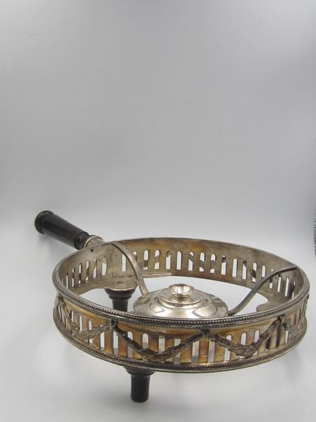 Réchaud anglais en métal argenté à décor de guirlande de laurier et motif perlé ; repose sur 3 petits pieds tripode