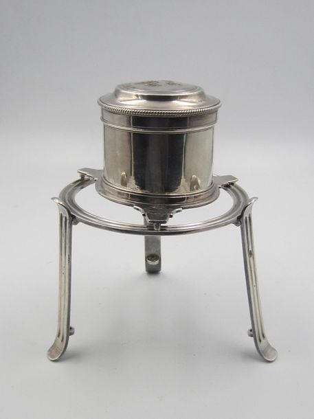 RÉCHAUD DE VOYAGE en argent à socle tripode repliable à décor d'armoiries doubles sous couronne marquisal