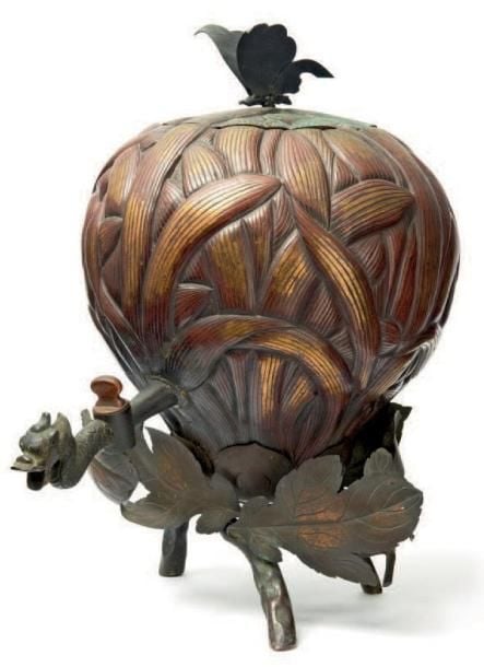 RÉCIPIENT À EAU CHAUDE en cuivre avec bec verseur reposant sur un socle formé de branches et de feuilles en méta