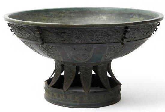 Récipient à eau en bronze de forme ronde décoré d'un relief dans le style des anciens bronzes chinoi