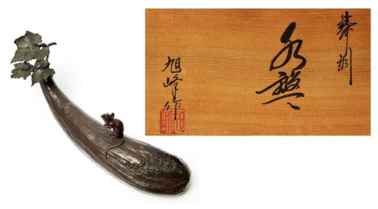 Rècipient eau en bronze (suiban) en forme d'une longue gourde avec des feuille
