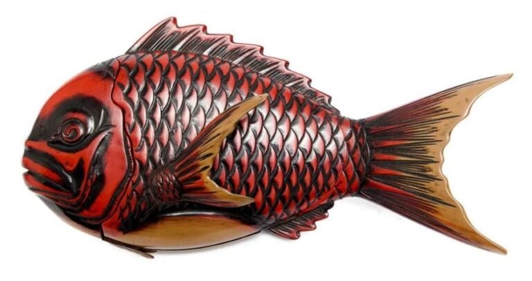 Récipient en bois laqué rouge en forme de dorade (tai) dans une boit