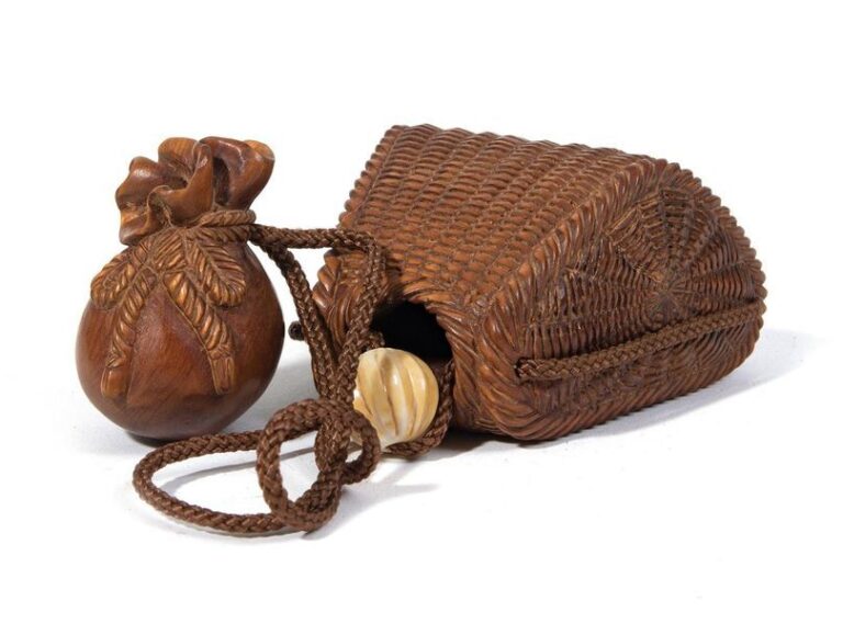 Récipient en bois naturel sculpté en forme de sac, avec une perle Ojime et un netsuke en buis sculpt