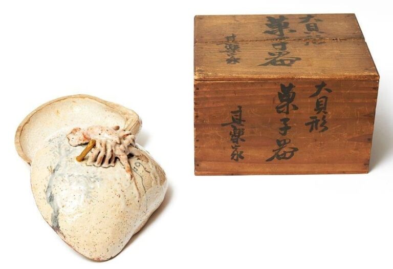 Rècipient friandises (kashiki) en cèramique de Seto en forme de demi-coquilles et dècorè sur le dessus d'un homard en relief exècutè par Kato Shuntai (1802-1877