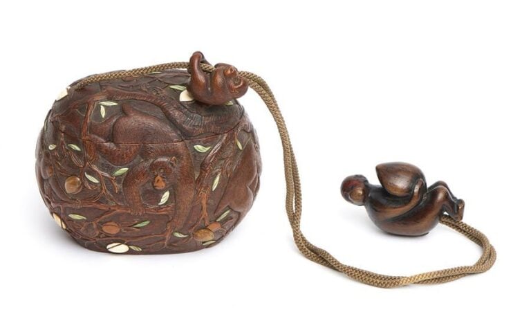 Récipient ovale en bois (sagemono), décoré d’un motif gravé à décor de singes dans un pêche