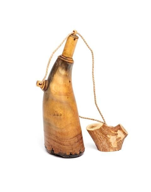 Récipient pour poudre à canon confectionné avec une corne de buffle et garni d'un «netsuke» en bois de cer
