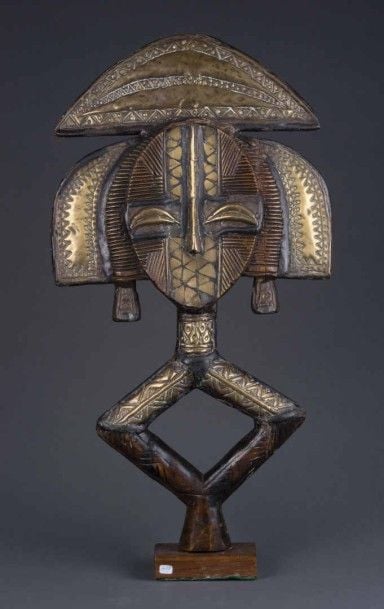 RELIQUAIRE DE STYLE KOTA Gabon copie moderne d'inspiration Grande figure gardienne de reliquaire m'bulu n'gulu repose sur un piètement classique en losange supportant un large visage ovale que somme un croissant redescendant décor riveté de plaques de laiton martelée