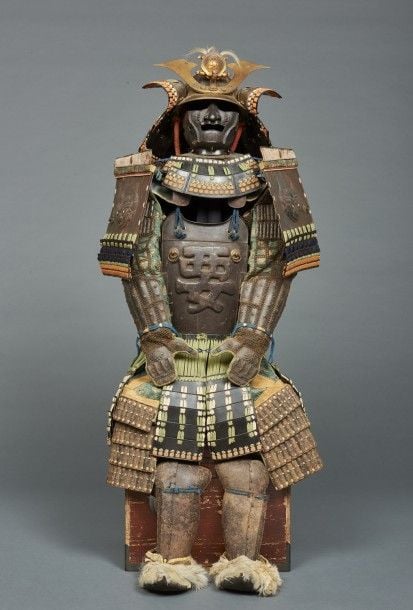 Remarquable armure datant du XVIIe siècle, confectionnée en fer bru