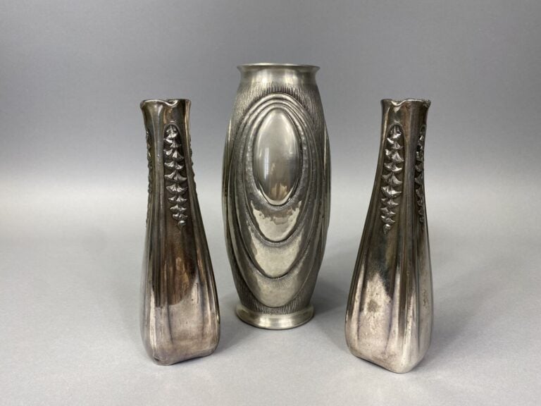 René DELAVAN (actif entre 1926 et 1958) - Vase balustre en étain martelé à moti…