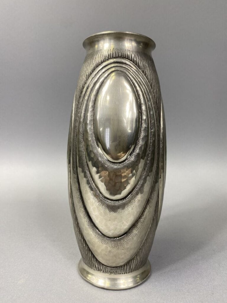 René DELAVAN (actif entre 1926 et 1958) - Vase balustre en étain martelé à moti…
