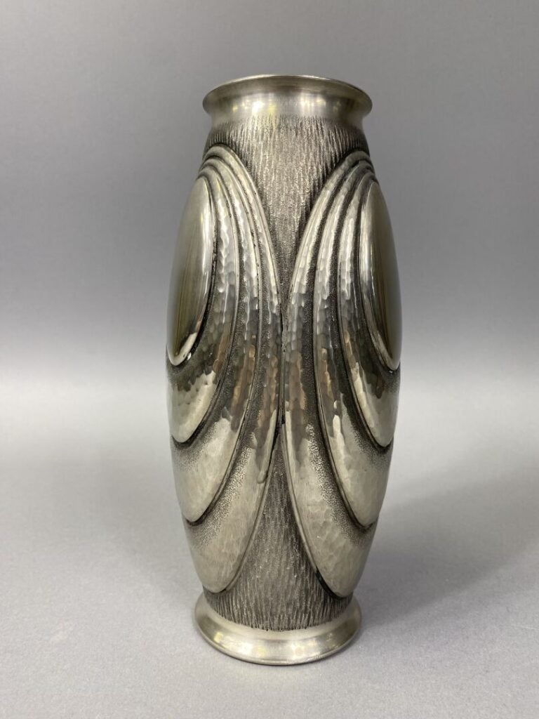 René DELAVAN (actif entre 1926 et 1958) - Vase balustre en étain martelé à moti…