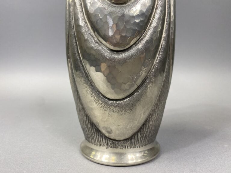 René DELAVAN (actif entre 1926 et 1958) - Vase balustre en étain martelé à moti…